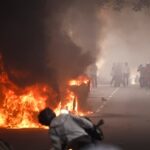 Remaja Tewas Ditembak Polisi..!! Rusuh…Warga Marah, Toko Dijarah, Mobil Dibakar..!!