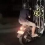 Maling Sial..!! Dikira Pengendara Rupanya Polisi, Dua Pria Bawa Pagar Besi Masuk Bui..!!