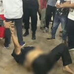 Pengen Curi Perhatian Presiden..!! Mamak-mamak Siram Air dan Lempar Sendal ke Arah Jokowi..!!