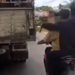 Langkat Memang Seramm..!! Pelajar Acungkan Celurit Kejar Truk di Jalan Raya..!!