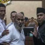 Maen Kali Bahh..!! Gubernur Nonaktif Ngamuk, Mik Dilemparkan dalam Sidang..!!
