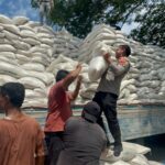 Bukan “Kaleng-kaleng” Lae..!! Kapolres Batu Bara Rasa “Kuli Panggul”: AKBP Jose Fernandes Angkut Beras Bantu Truk Tertimpa Musibah..!!