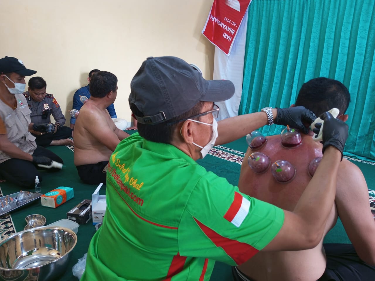 Kapolsek Patumbak-PABI Gelar Bekam Gratis untuk Masyarakat..!!