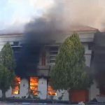 Makjang…Ngerinyaa..!! Massa Demo Ngamuk, Kantor Bupati Dibakar..!!