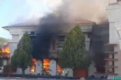 Makjang…Ngerinyaa..!! Massa Demo Ngamuk, Kantor Bupati Dibakar..!!