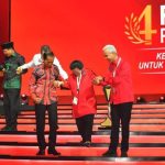 Kemesraan Ini Janganlah Cepat Berlalu..!! Jokowi-Ganjar Gandeng Tangan Megawati di Rakernas PDIP..!!
