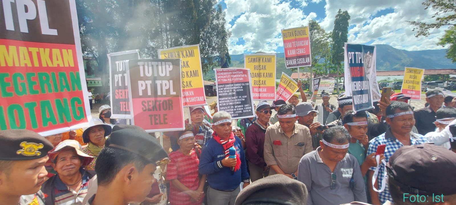 Gaspol Laee..!! Sejumlah Desa “Porak Poranda” Dihantam Banjir Batu, Warga Samosir Demo: Tutup PT TPL..!!