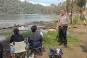 Mantul Abis Coyy..!! Tebar Nomor HP di Danau Lau Kawar, Kapolsek Simpang Empat Karo Minta Wisatawan Lapor Bila Ada Gangguan..!!