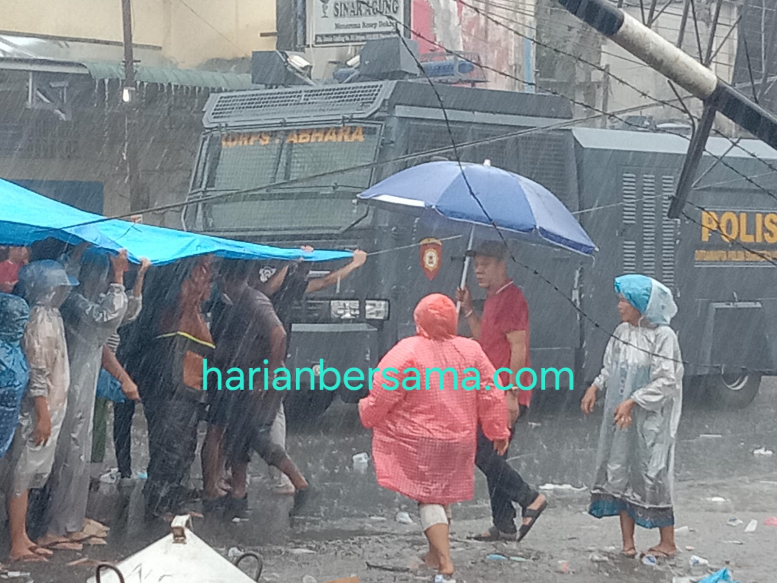 “Mandi” Hujan Datangi Pendemo Polsek Pancur Batu: Ketika yang Lain Buntu, Sumbul Sembiring Mampu..!!