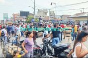 Jalan Diblokir..!! Ratusan Massa Demo Mapolsek Pancur Batu, Pengguna Jalan Terganggu..!!