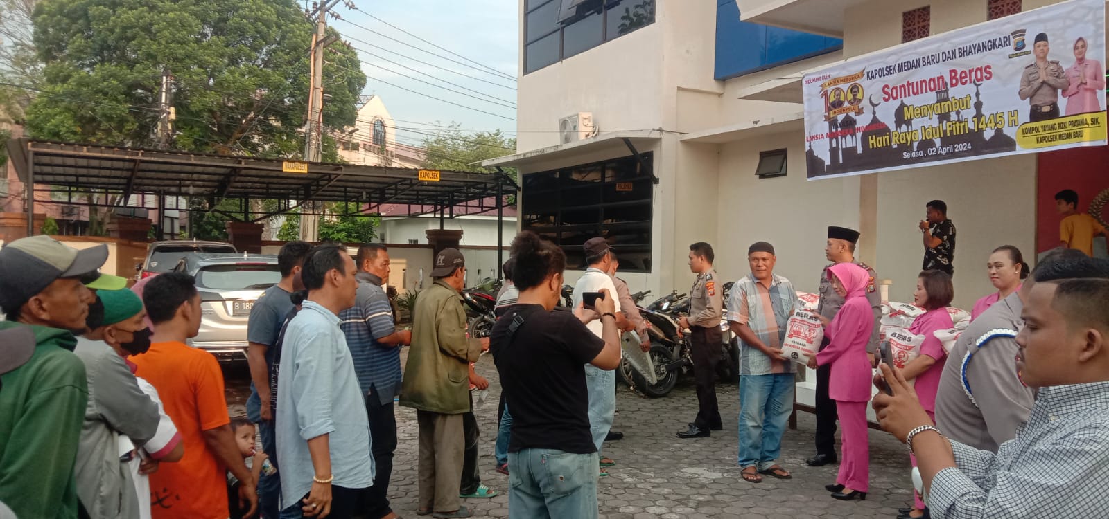 Haiyaa…Kamsia Loo..!! Kapolsek Medan Baru-Yayasan Lansia Merdeka Tebar 600 Paket Beras ke Tukang Becak..!!