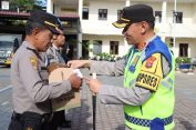 Terima Kasih Komandann..!! Bagikan Paket Lebaran ke Anggota, Kapolres Karo: Pererat Silaturahmi, Tingkatkan Soliditas dalam Bertugas..!!
