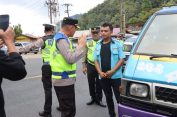 Jangan Narkoboy Kelen Ya Pak Supir..!! Polres Karo Tes Urine Supir Bus Secara Acak, 10 Orang Negatif..!!