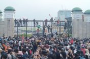 Setelah Didemo Rakyat..!! DPR Batalkan Pengesahan RUU Pilkada, Gunakan Putusan MK..!!
