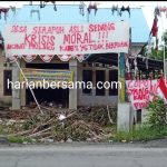 Kades di Langkat Terduga “Garap” Istri Orang..!! Tuntutan Warga Dicueki Pemerintah, Kantor Desa Dipenuhi BH dan Sampah..!!