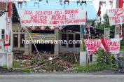 Kades di Langkat Terduga “Garap” Istri Orang..!! Tuntutan Warga Dicueki Pemerintah, Kantor Desa Dipenuhi BH dan Sampah..!!