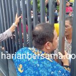 Gas Terus Wakk…Ojo Kendorrr..!! Kades “Garap” Istri Orang tak Dicopot, Warga “Goyang” Kantor Camat di Langkat..!!