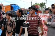 Bawa Kue “Ultah” Laporan Polisi..!! Mahasiswa Demo Tuntut Kapolsek Pancur Batu Dicopot, tak Mampu Tangkap Josniko Tarigan Preman “Pembantai” Warga..!!