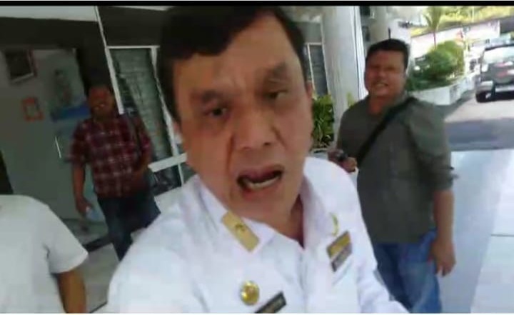 Mirip Kerasukan..!! Anak Buah Diperiksa Bawaslu, Kepala Inspektorat Deli Serdang Ngamuk Rampas Kamera Wartawan..!!