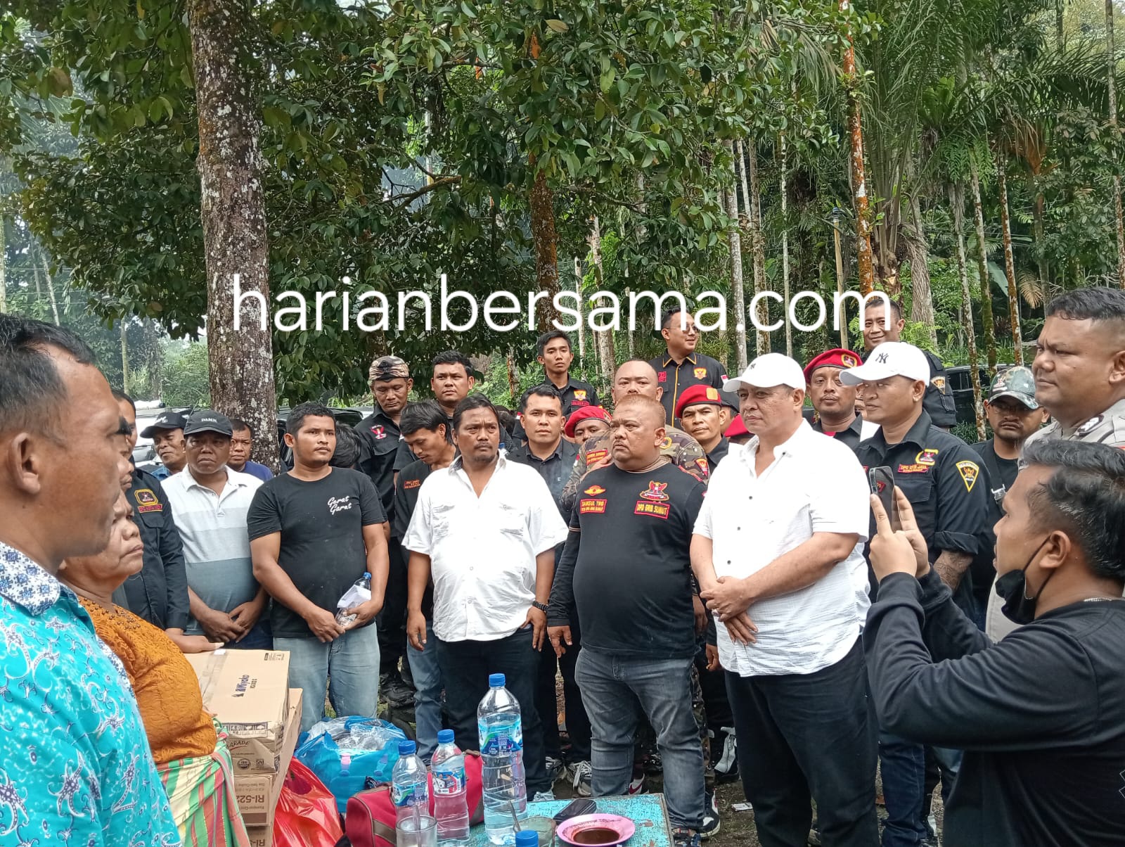 Terima Kasih Ketua..!! Tepis Ormas “Sarang Preman”, GRIB Sumut Bantu Korban Longsor: “Hantu” di Mata Segelintir Warga, “Dewa” Bagi Korban Bencana..!!