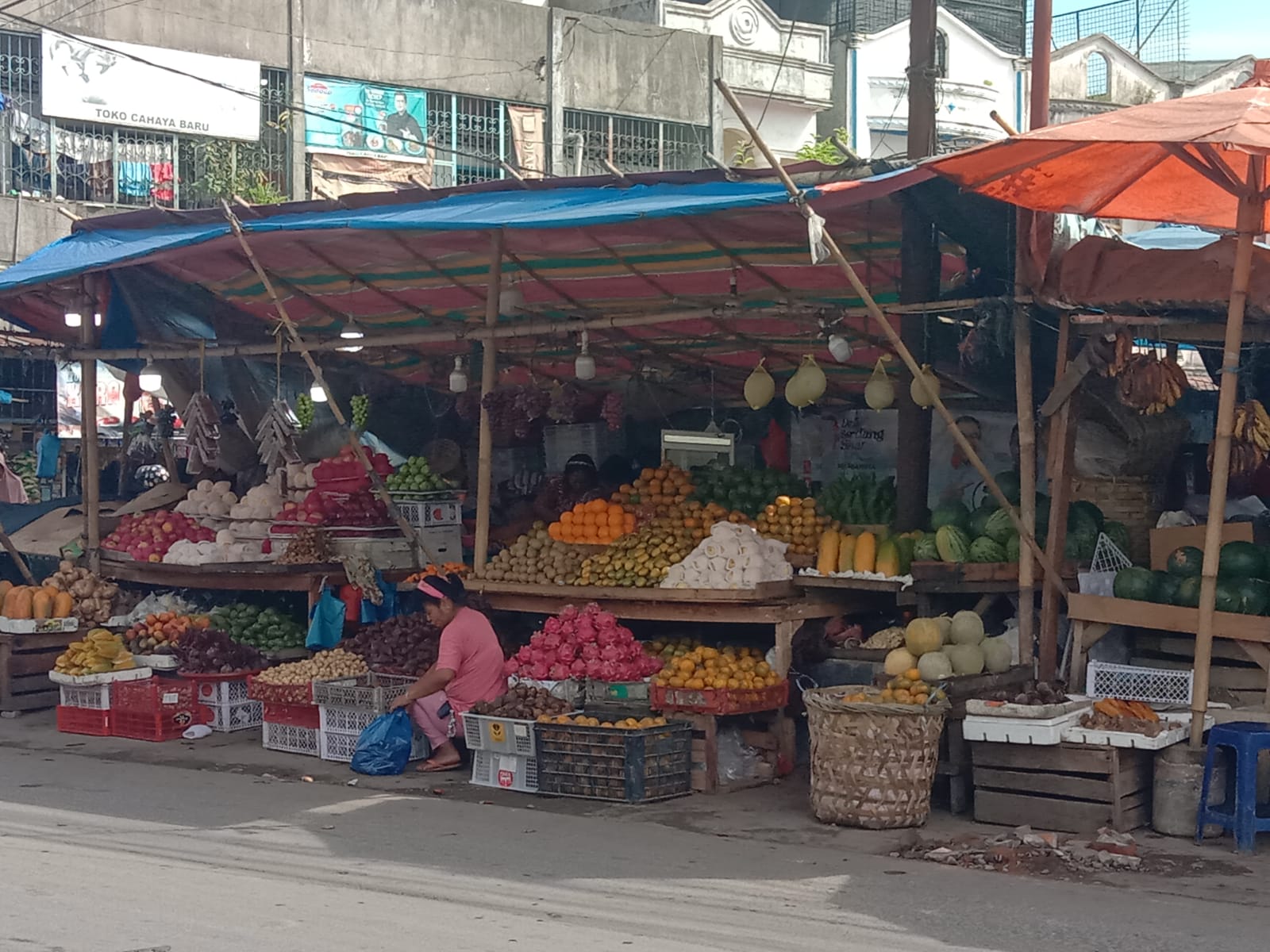 Pasar Rp 31 M Mirip Rumah “Hantu”..!! Pedagang “Kuasai” Jalan, Deli Tua Makin Semrawut, Camat dan Satpol PP Deli Serdang tak Peduli..!!
