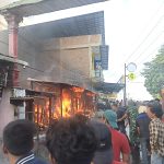 Warga Heboh..!! Silidah Merah Meliuk-liuk di Tambak Lau Mulgap II, Tiga Rumah Rata Tanah..!!