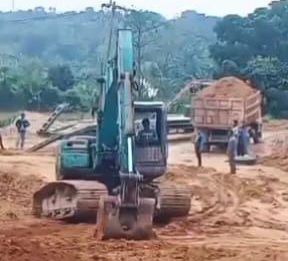 Gawatt..!! Tambang Ilegal Perusak Lingkungan Keruk Isi Perut Bumi di Atas Jembatan Sungai Basah Deli Serdang, Jangan Tanya Polisi di Mana..!!