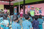 Kunjungi TK Kemala Bhayangkara..!! Sat Lantas Polres Karo Terus “Gentayangan” Sosialisasikan Operasi Patuh Toba 2025..!!