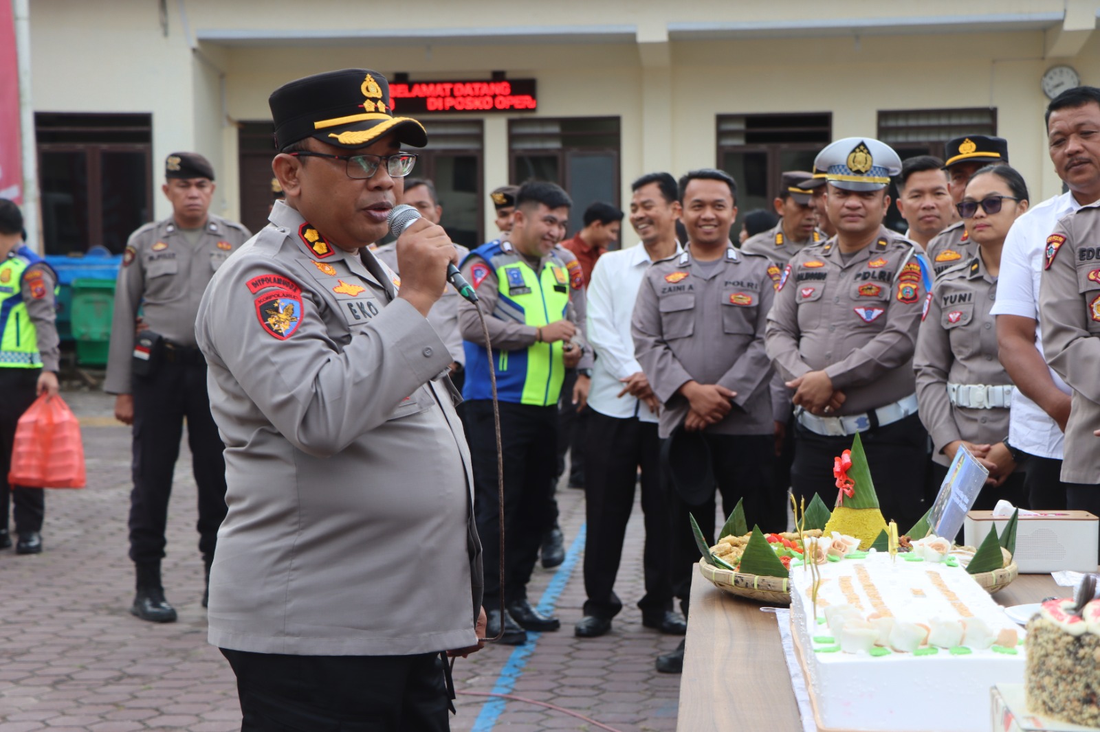Happy Birthday Komandann..!! Kapolres Tanah Karo Terharu Terima Kue Ultah dari Anggota: Jadikan Kekompakan Ini Penyemangat Melayani Masyarakat..!!