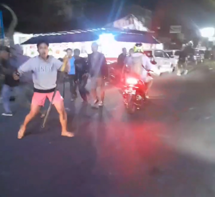 Ngerii..!! Bawa Celurit dan Kelewang, Sekelompok Pemuda Anggar Jago di Kabanjahe Karo, Warga Melintas Dibacoki..!!