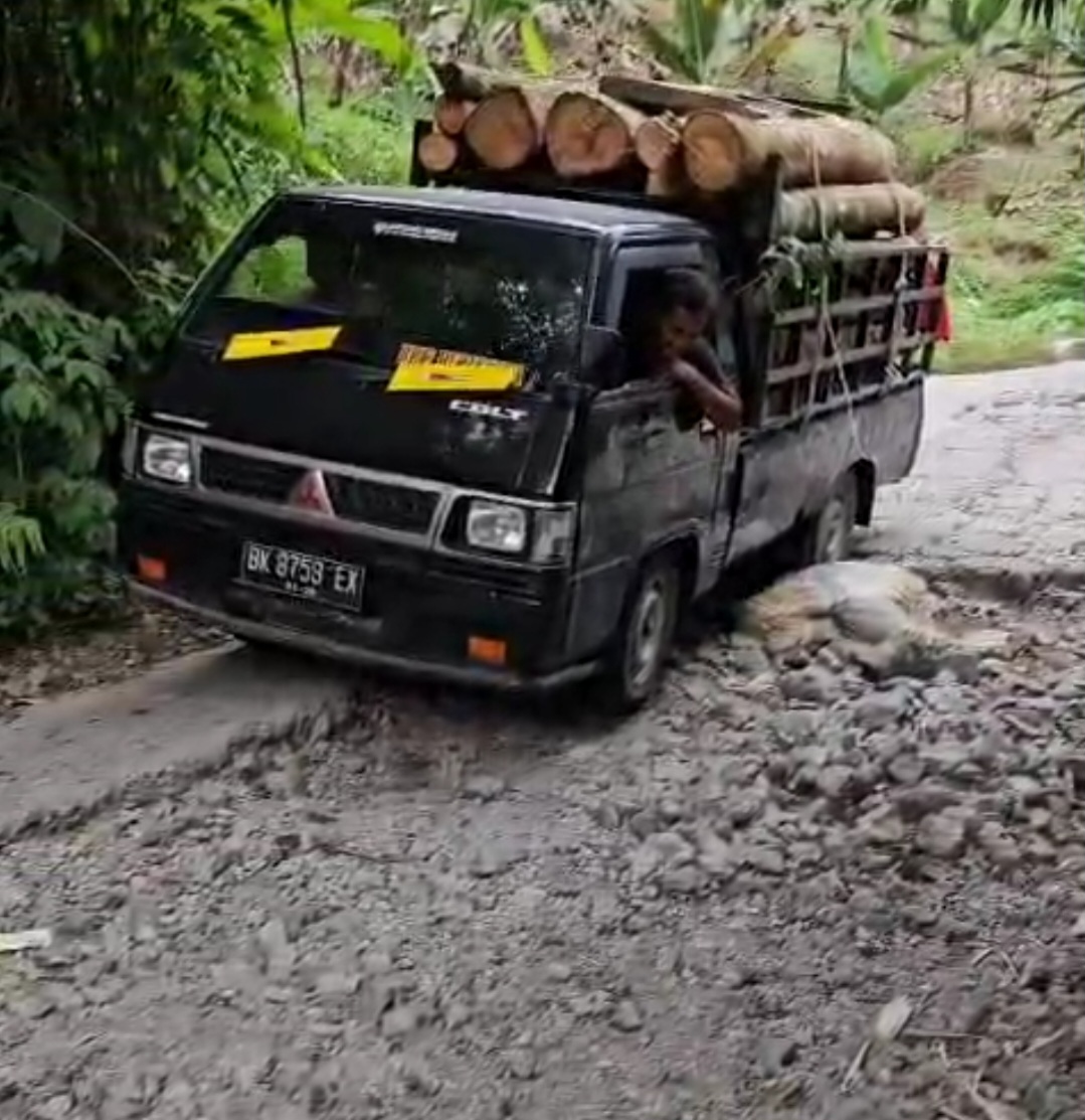 Duhh…Habis Manis Sepah Dibuang..!! Jalan Babak Belur Akibat Bendungan Lau Simeme, BBWSS II tak Tanggung Jawab..!!