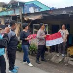 Tumbuhkan Nasionalisme..!! Kapolsek Tigapanah dan Fokopimcam Dolat Rayat Bagikan Gratis Bendera Merah Putih..!!