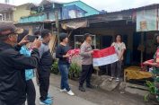 Tumbuhkan Nasionalisme..!! Kapolsek Tigapanah dan Fokopimcam Dolat Rayat Bagikan Gratis Bendera Merah Putih..!!