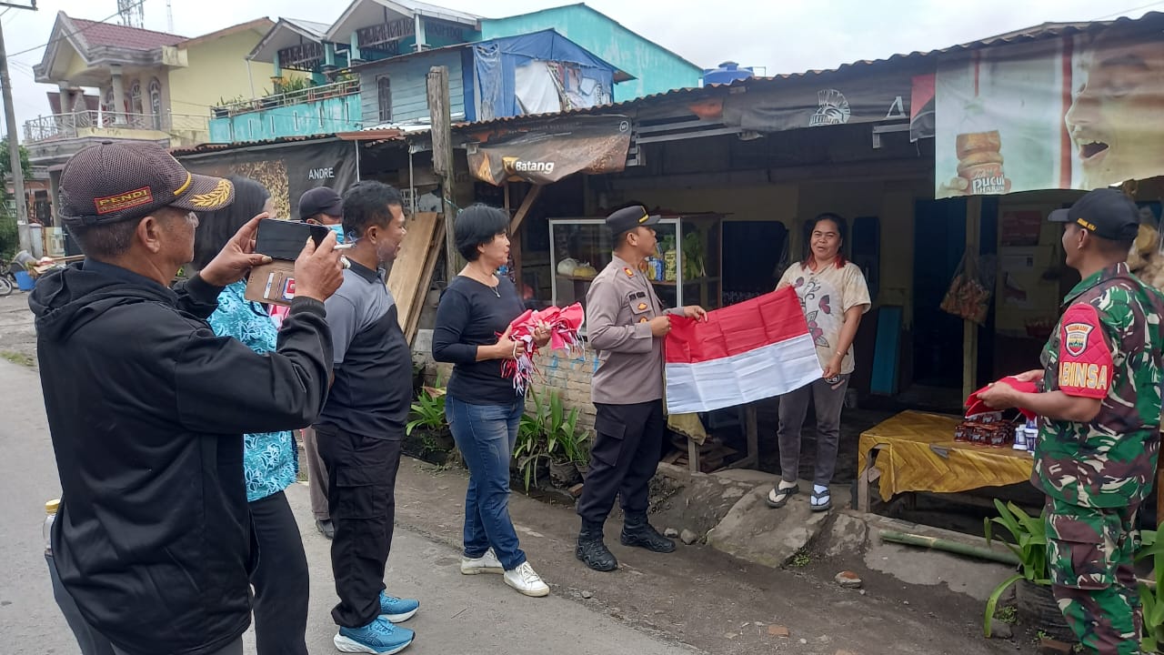 Tumbuhkan Nasionalisme..!! Kapolsek Tigapanah dan Fokopimcam Dolat Rayat Bagikan Gratis Bendera Merah Putih..!!
