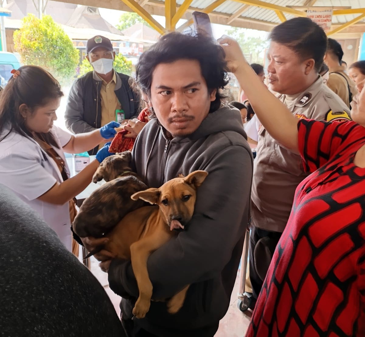 Antisipasi Rabies..!! Pemkab Karo Vaksinasi Anjing di Desa Bunuraya Tigapanah..!!