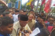 Gaspol Kawann..!! Sampaikan 7 Tuntutan, Massa Mahasiswa “Goyang” DPRD Deli Serdang..!!