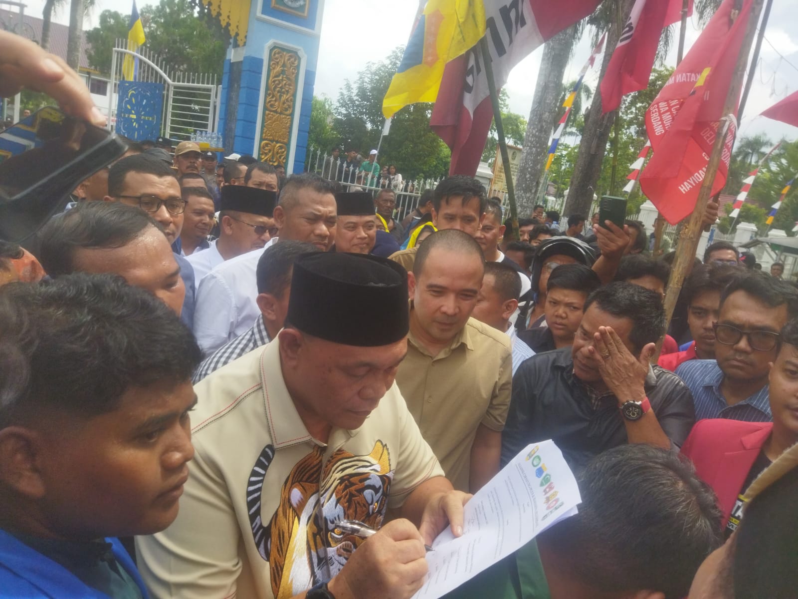 Gaspol Kawann..!! Sampaikan 7 Tuntutan, Massa Mahasiswa “Goyang” DPRD Deli Serdang..!!