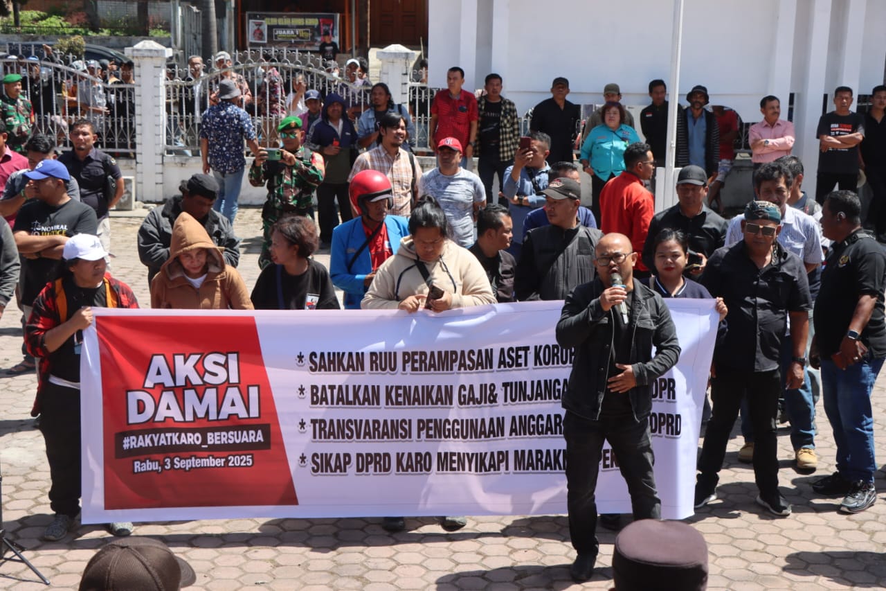 Woii…Pejabat, Jangan Main-main Kelen Yaa..!! Massa Demo DPRD Karo: Sahkan RUU Perampasan Aset, Bersihkan “Bumi Turang” dari Judi dan Narkoba..!!
