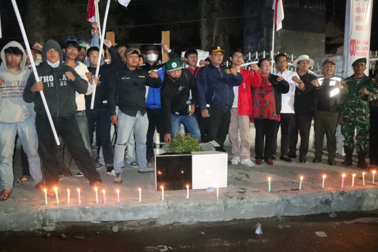 Dukung Aktivis yang Gugur..!! GMNI dan GERTAK Aksi Nyalakan Lilin di Pintu Gerbang Kantor DPRD Karo..!!