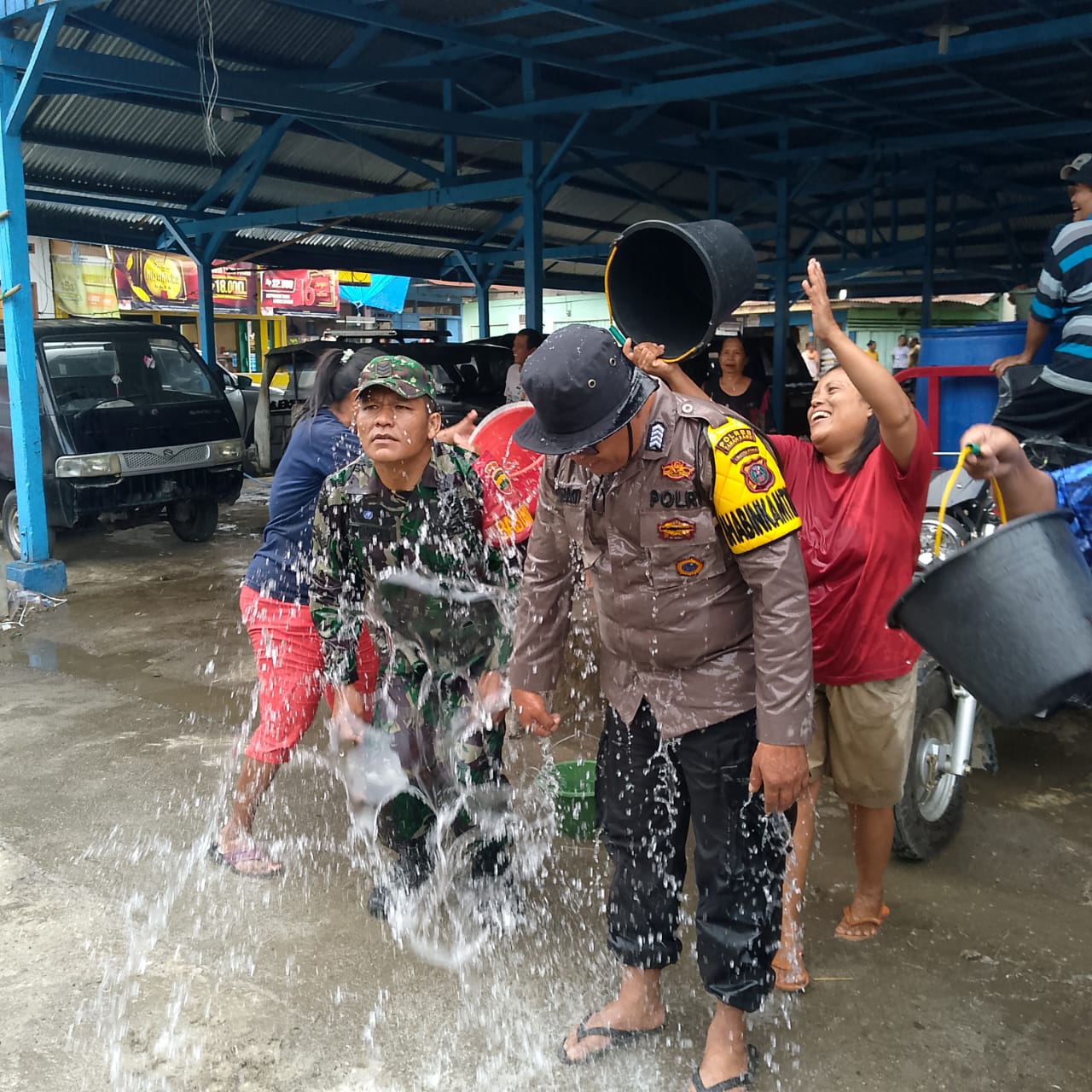 Minta Turun Hujan..!! Warga, TNI dan Polri Bersatu Basah-basahan di Prosesi Adat “Erlau-lau” Kecamatan Juhar Karo..!!