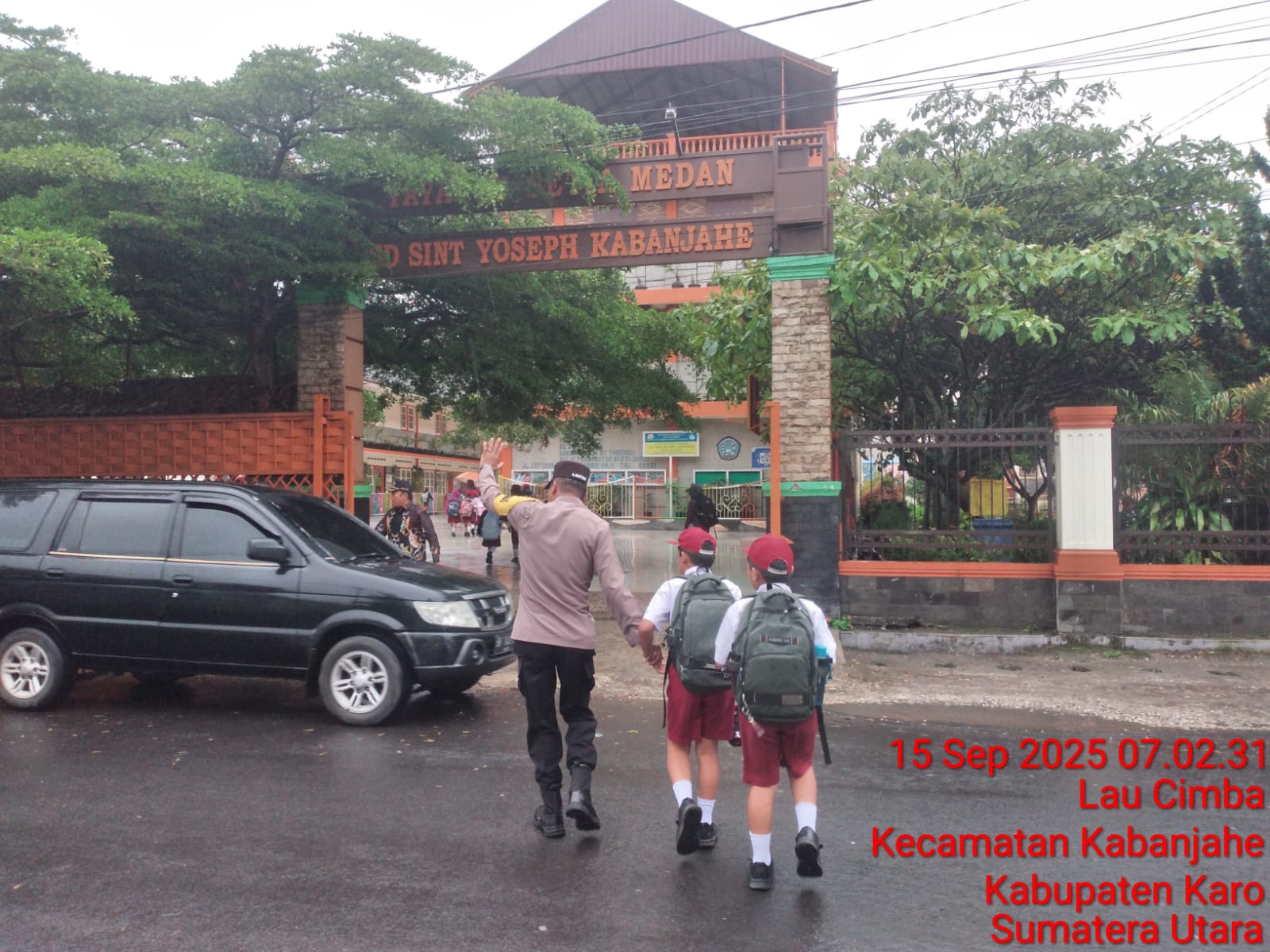 Kek Gini Baru Paten Silihh..!! Polantas Polres Tanah Karo: “Menerjang” Gerimis Demi Melayani Masyarakat..!!