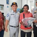 Selamat Yaa..!! Sambut HUT ke 70, Satlantas Polres Tanah Karo Bagi-bagi Helm SNI..!!