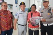 Selamat Yaa..!! Sambut HUT ke 70, Satlantas Polres Tanah Karo Bagi-bagi Helm SNI..!!