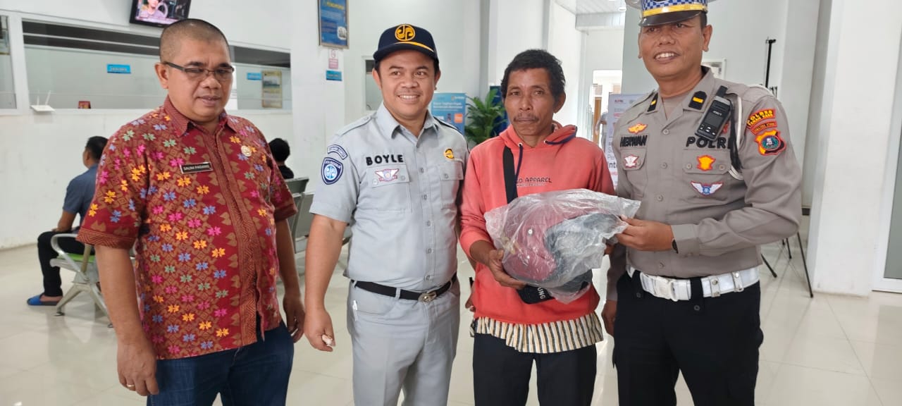 Selamat Yaa..!! Sambut HUT ke 70, Satlantas Polres Tanah Karo Bagi-bagi Helm SNI..!!