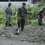 Sambut HUT ke 80..!! TNI, Warga dan Ormas Kompak Timbun Jalan Berlubang serta Babat Rumput Liar..!!