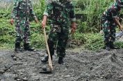 Sambut HUT ke 80..!! TNI, Warga dan Ormas Kompak Timbun Jalan Berlubang serta Babat Rumput Liar..!!