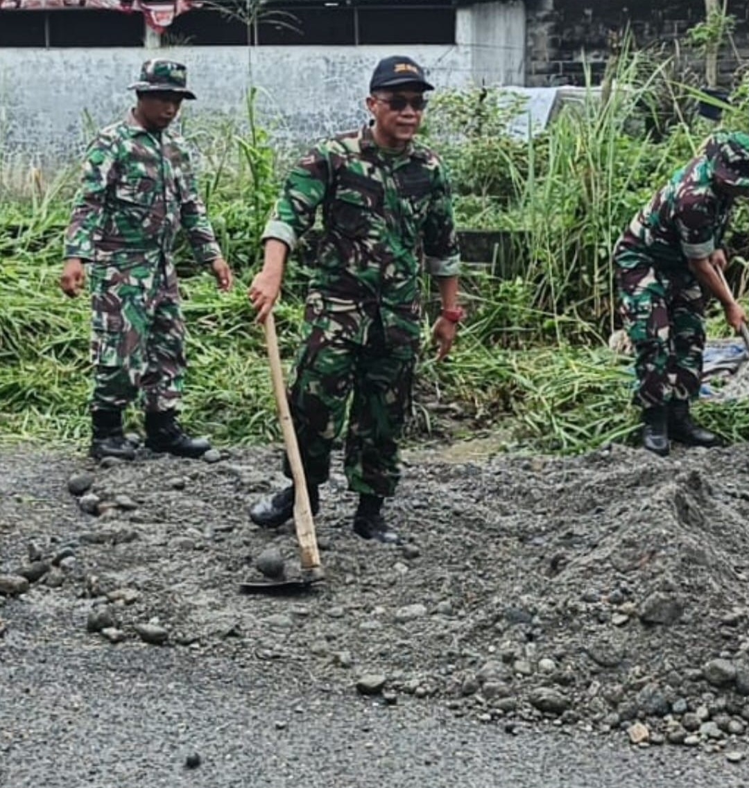 Sambut HUT ke 80..!! TNI, Warga dan Ormas Kompak Timbun Jalan Berlubang serta Babat Rumput Liar..!!