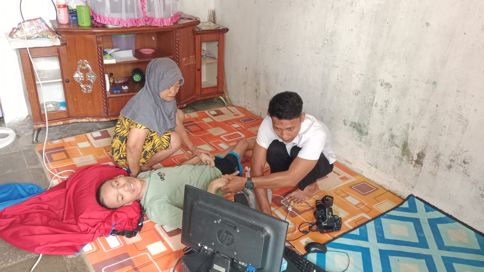 Datangi Rumah Warga..!! Disdukcapil Deli Serdang “Jemput Bola” Rekam E-KTP Penyandang Disabilitas di Sibiru-biru..!!