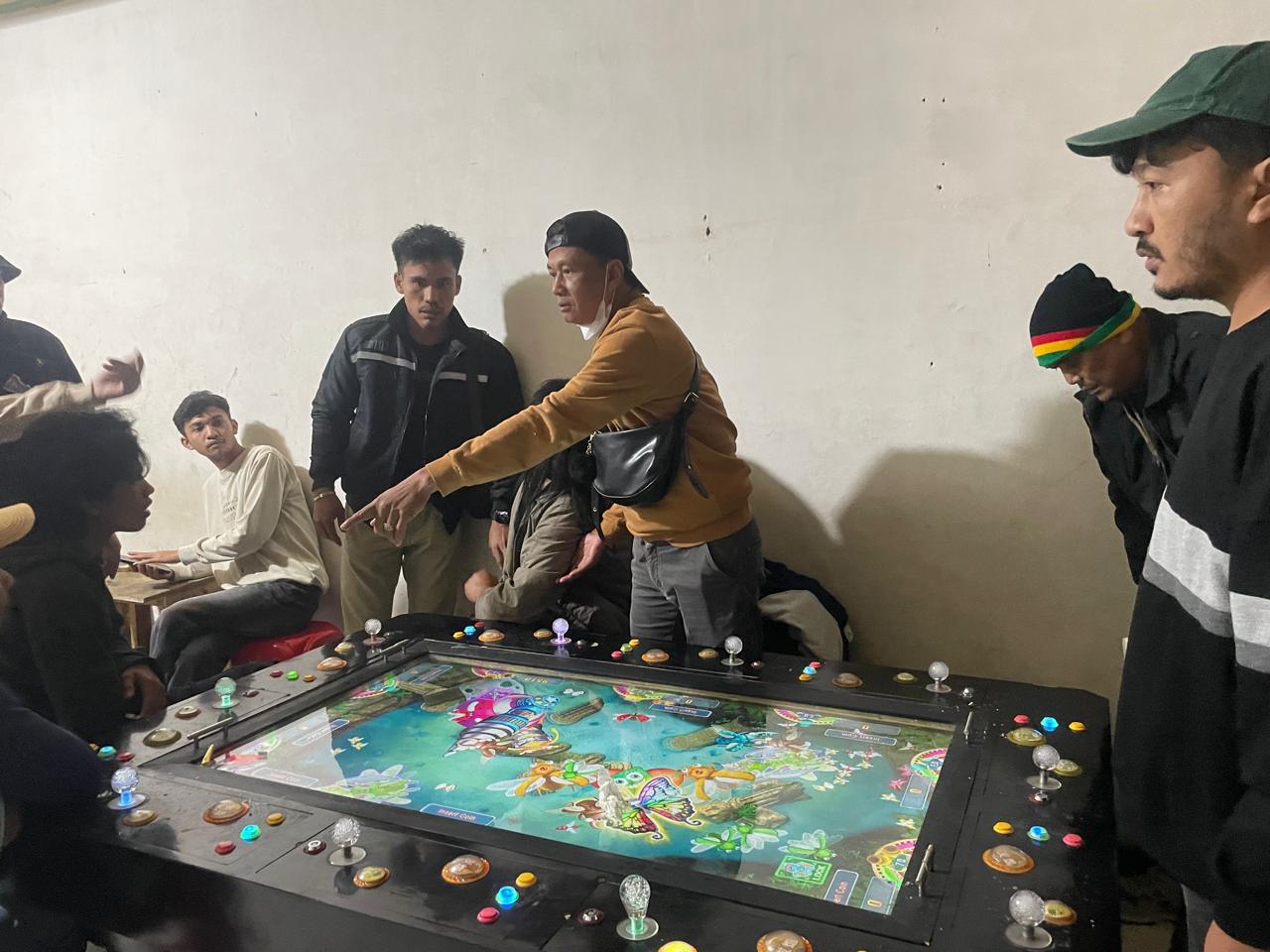 Gas Terus Pak Poll…Ojo Kendorr..!! Polres Karo Gerebek Lapak Judi Mesin Tembak Ikan Berastagi, Tiga Orang Digari..!!