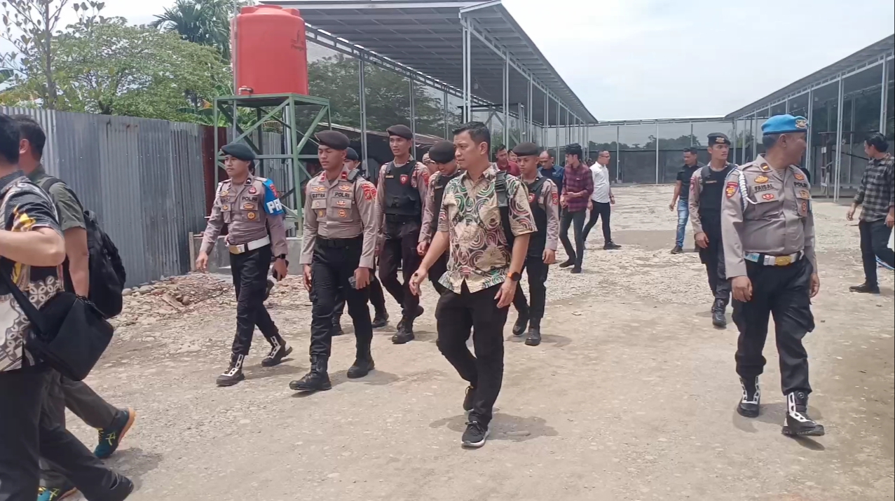 Anehh..?? Kata Warga Gudang Marelan Terduga Oplos Gas Subsidi, Pas Digerebek Poldasu dan TNI tak Berisi…Tapi Dua Portal Masuk Dijaga Pria Berbadan Tegap..!!